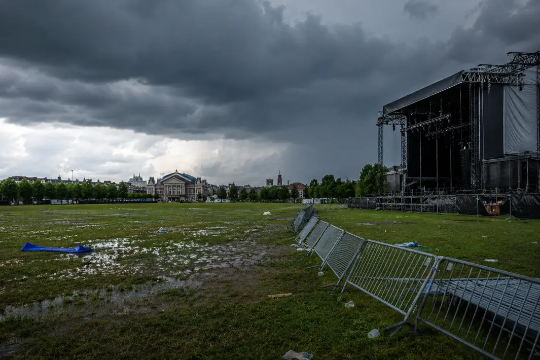 Achtergrond en gevolgen van het plotselinge afgelasten van een groot festival in Amsterdam