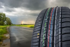 Wat betekenen de gekleurde strepen, stippen en haartjes op nieuwe autobanden?