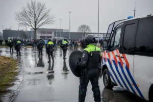 Politie treedt op bij onrust buiten aanmeldcentrum in Ter Apel