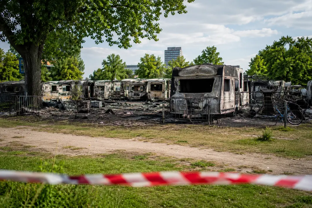 Grote brand verwoest zeven caravans op stadsnomadenterrein in Amsterdam